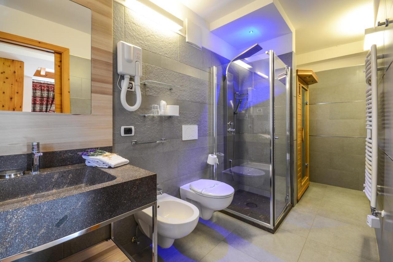 Hotel Corona Pinzolo Exteriör bild