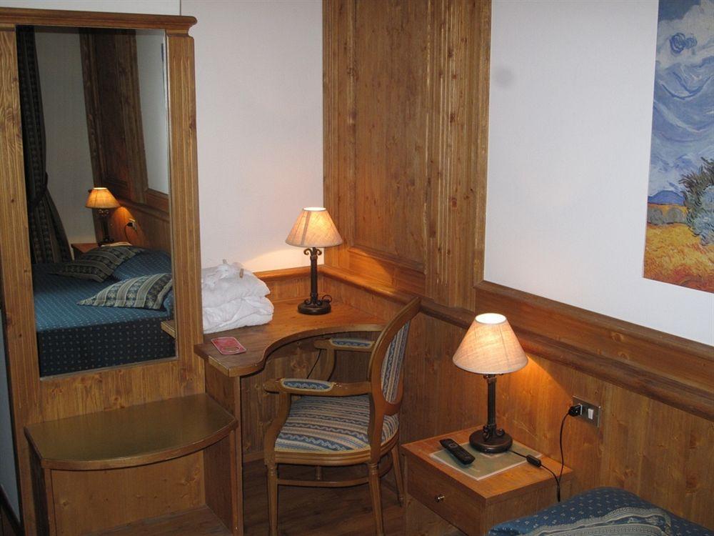 Hotel Corona Pinzolo Exteriör bild