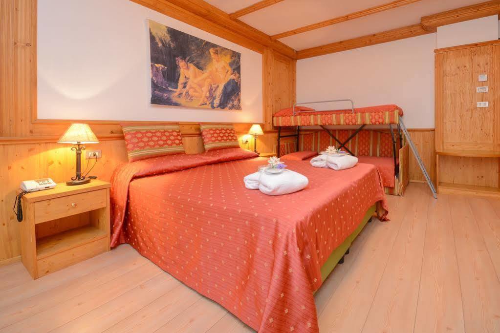 Hotel Corona Pinzolo Exteriör bild